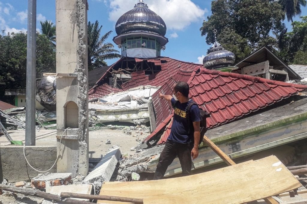 Registran al menos siete muertos tras terremoto de 6.2 grados en Indonesia