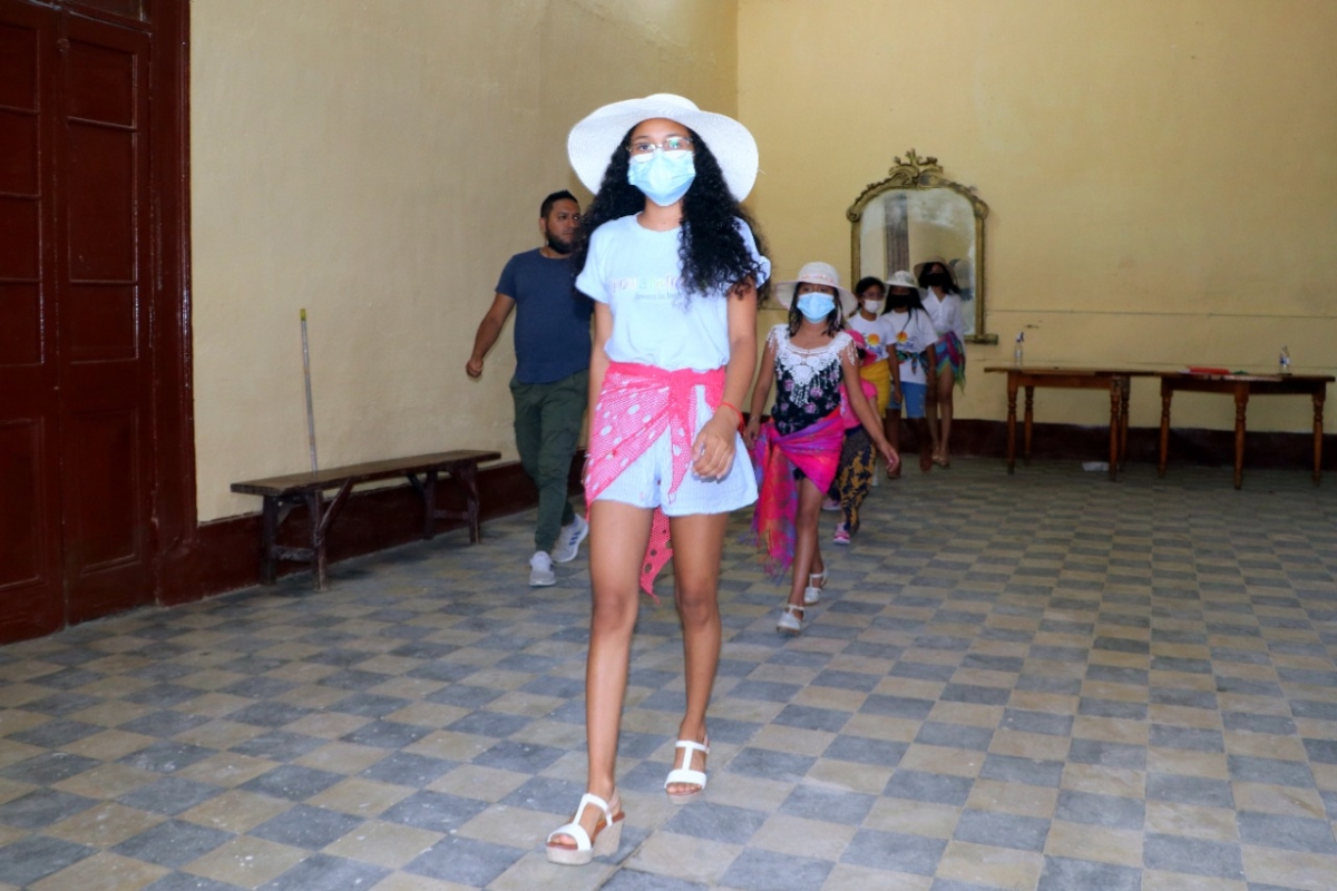 Niñas aprenden modelaje en taller gratuito dictado por la Municipalidad de Paita