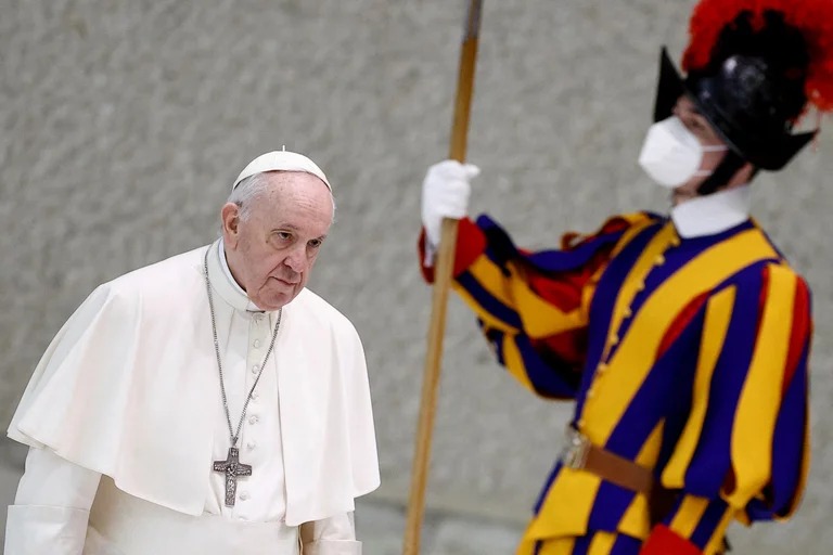 El papa Francisco visitó la embajada rusa en el Vaticano a tratar de mediar por la invasión a Ucrania