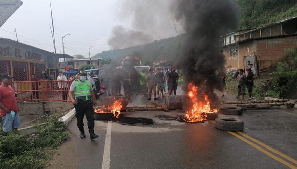 Conductores acatan paro y bloquean vías por alza de precio de combustible 