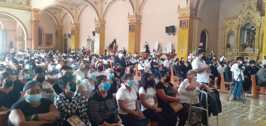 Cientos de feligreses se congregan en Catacaos para celebrar Semana Santa