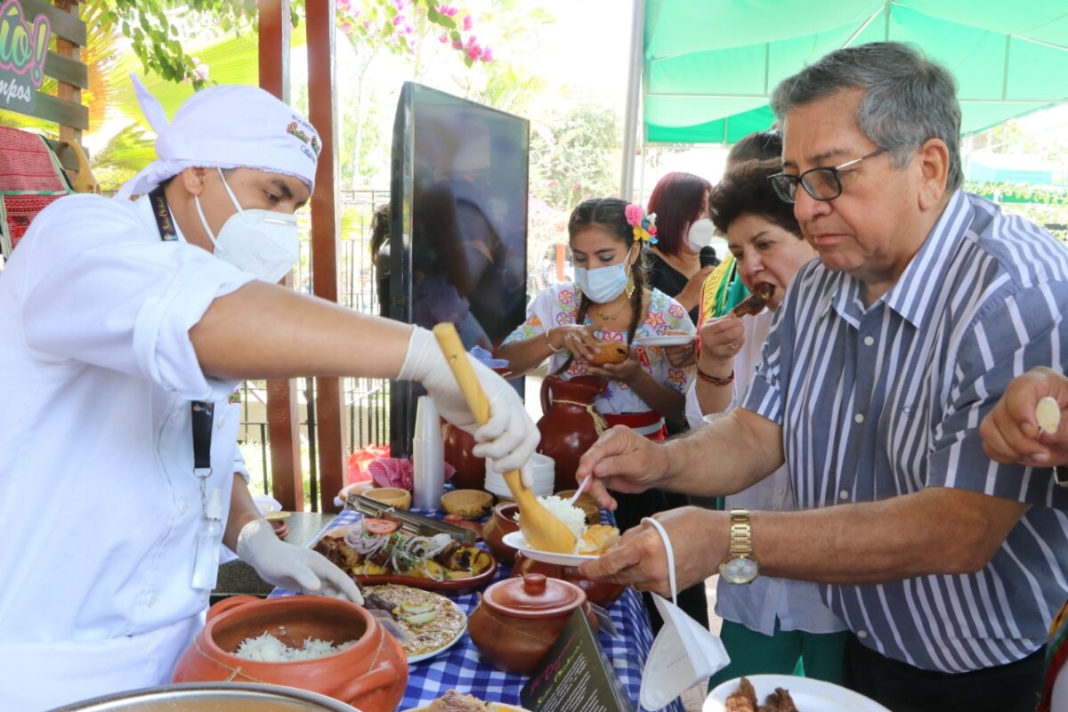 Alcalde de Macará degusta los platillos cataquenses.