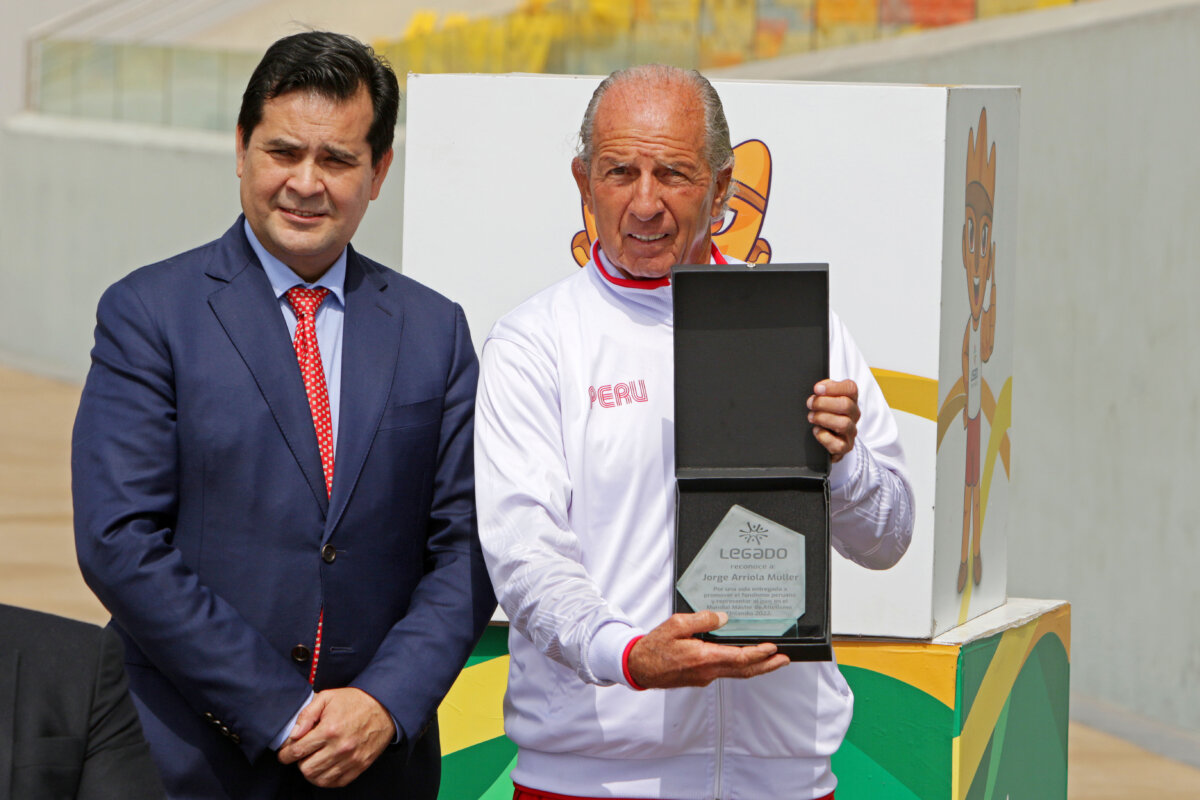 Jaime León recibe reconocimiento