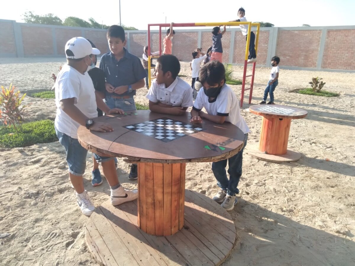 VDO: Enosa entregó áreas verdes y mesas de juego con productos reciclados a Colegio N° 20138 