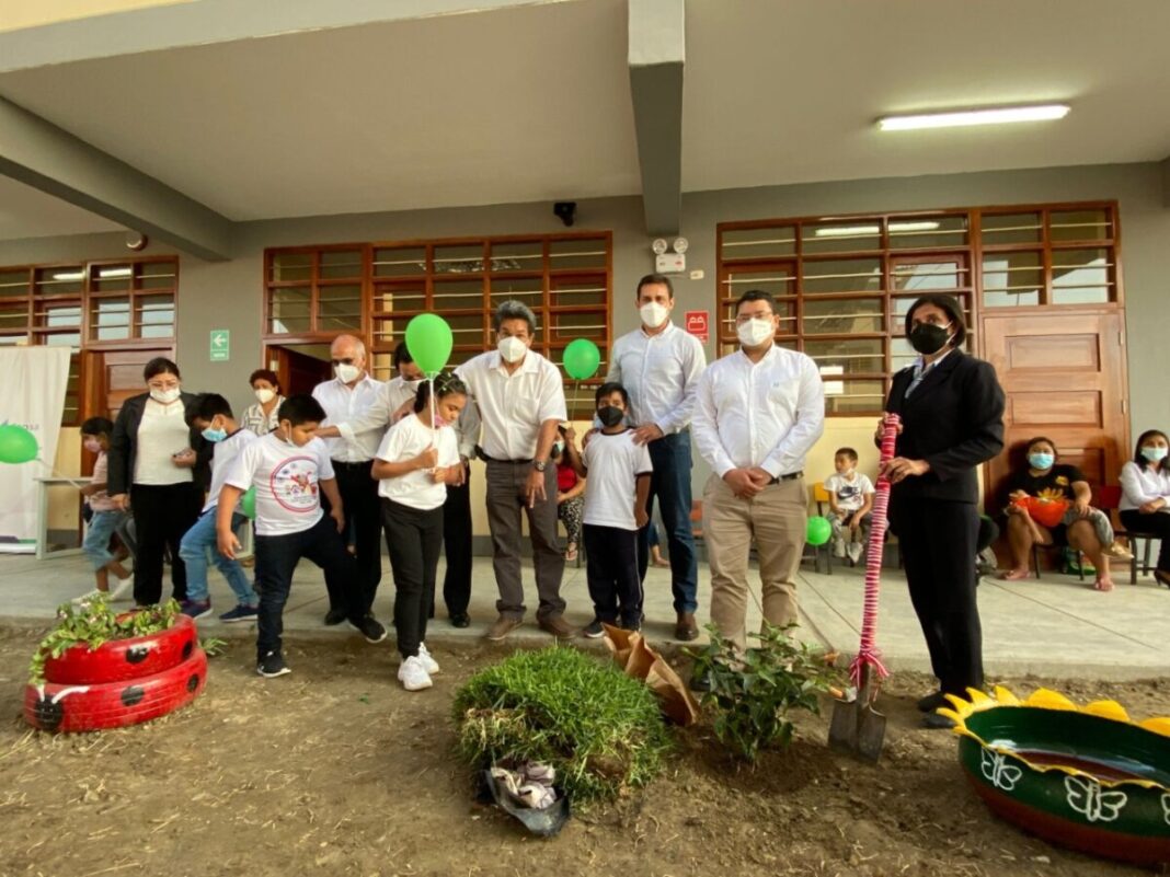 VDO: Enosa entregó áreas verdes y mesas de juego con productos reciclados a Colegio N° 20138 