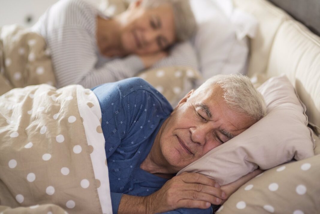 ¿Cuál es la razón por la cual los adultos mayores duermen menos?
