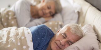 ¿Cuál es la razón por la cual los adultos mayores duermen menos?