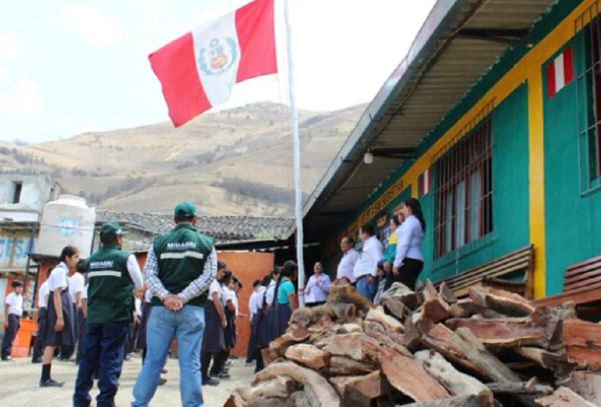 Piura: 349 alumnos de colegios rurales se beneficiarán con transferencia de leña y carbón decomisados