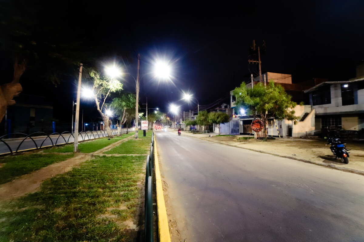 Enosa instaló más de mil luminarias led en las avenidas Santiesteban y Chulucanas