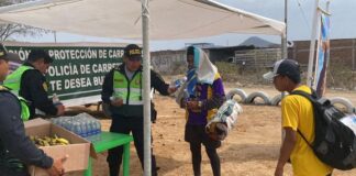 Personal de la PNP ayuda a peregrinos que van al santuario del Señor Cautivo de Ayabaca
