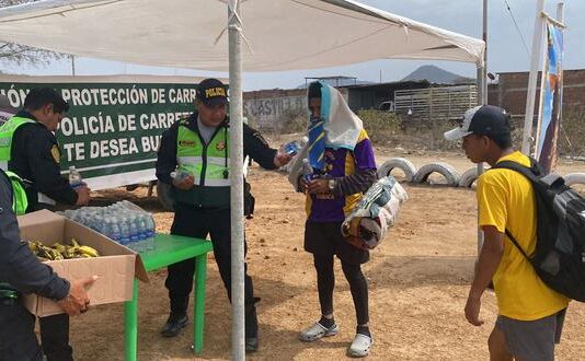 Personal de la PNP ayuda a peregrinos que van al santuario del Señor Cautivo de Ayabaca