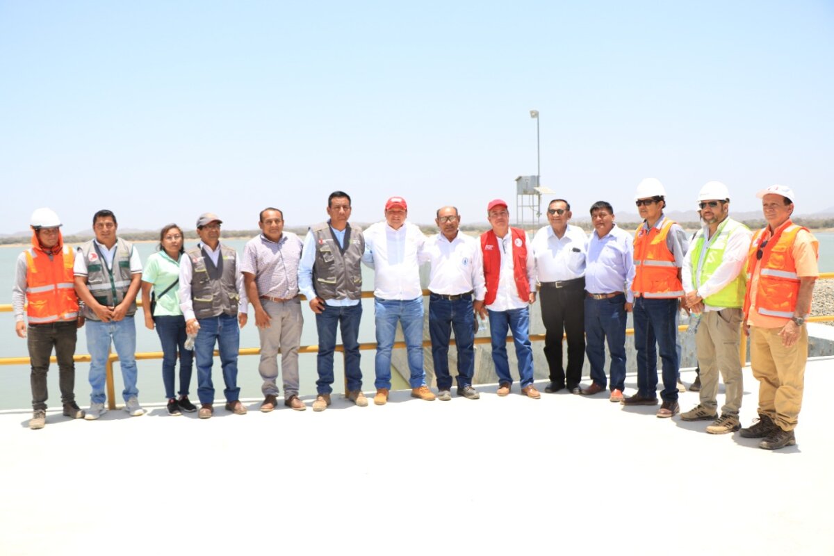 El gobernador regional, Servando García, otorgó un terreno al Proyecto Especial Chira Piura para iniciar las obras de reforzamiento en la infraestructura hidráulica.