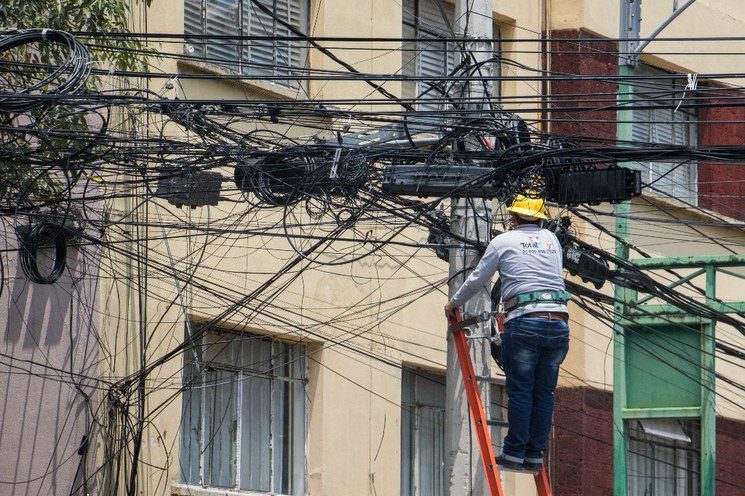 Retiro de cables aéreos en Perú
