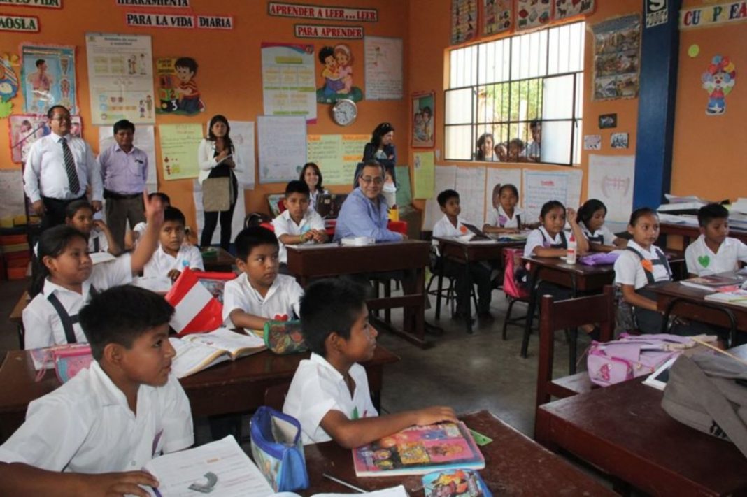 Ministro de Educación afirma que el año escolar inicia en marzo pese a crisis social