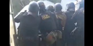 Manifestantes tomaron de rehén a policía en Arequipa.