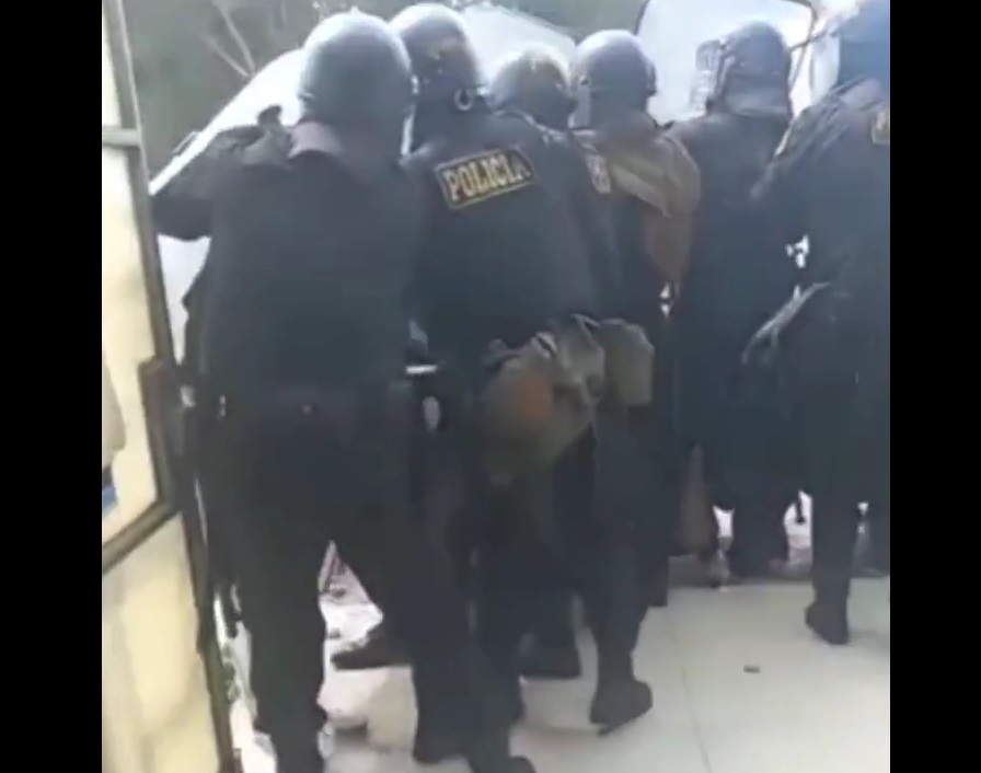 Manifestantes tomaron de rehén a policía en Arequipa.