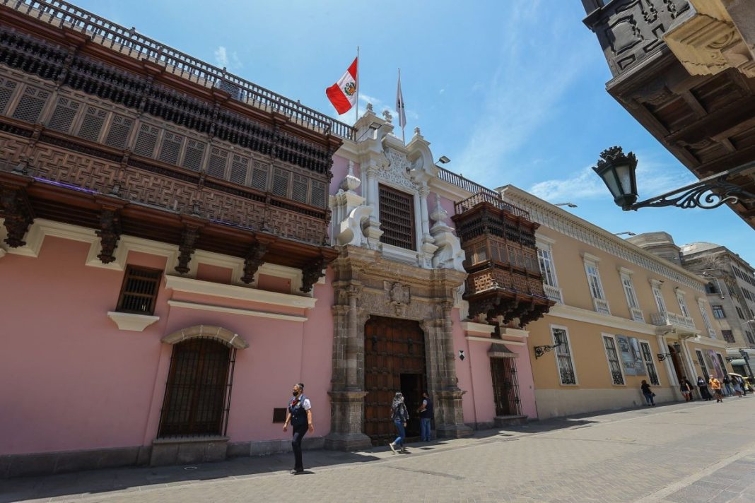 Gobierno peruano retira a su embajador en Honduras por declaraciones de su presidenta.