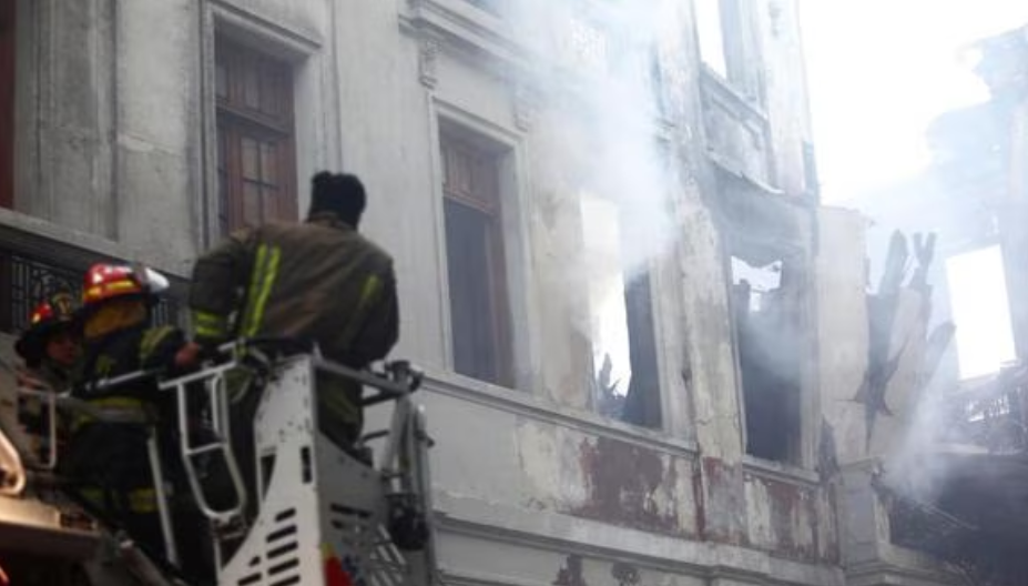 Incendio en casona de Lima damnifica a 28 personas y destruye 14 viviendas