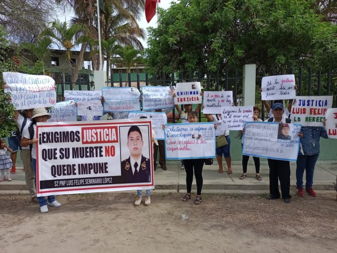 Familiares de suboficial Luis Felipe Seminario López exigen justicia en los exteriores de la Macro Región Policial.