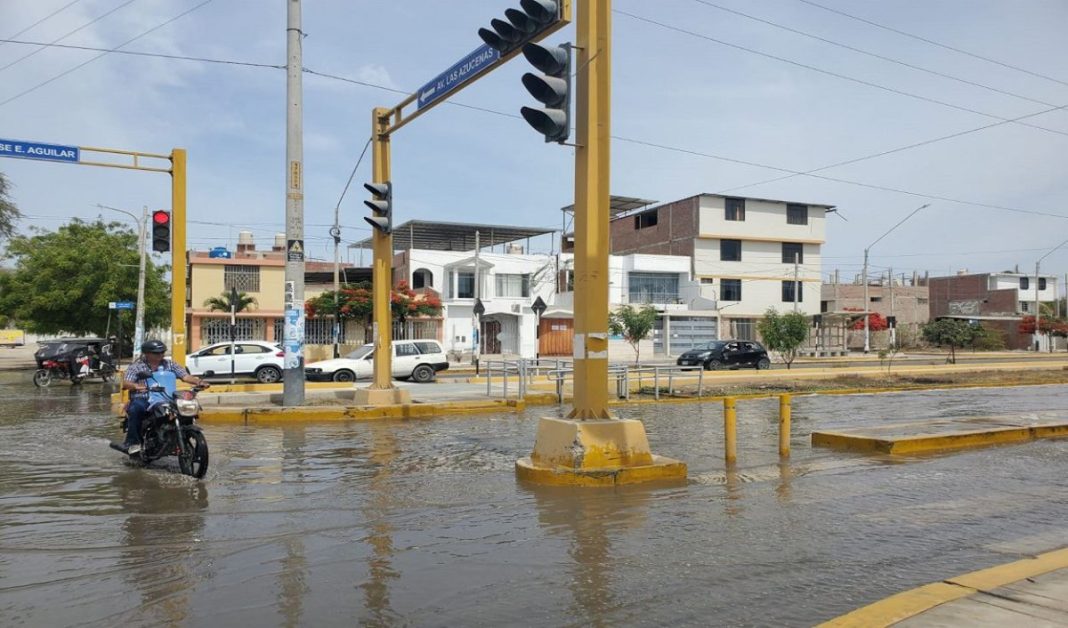 Vecinos de Ignacio Merino viven en medio de aguas residuales por tercer día