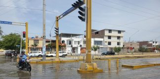 Vecinos de Ignacio Merino viven en medio de aguas residuales por tercer día