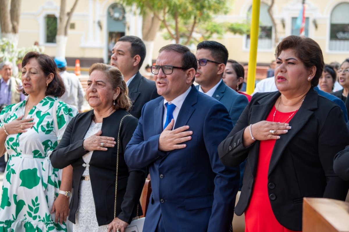 Alcalde Gabriel Madrid entona el Himno Nacional previo a su juramentación.