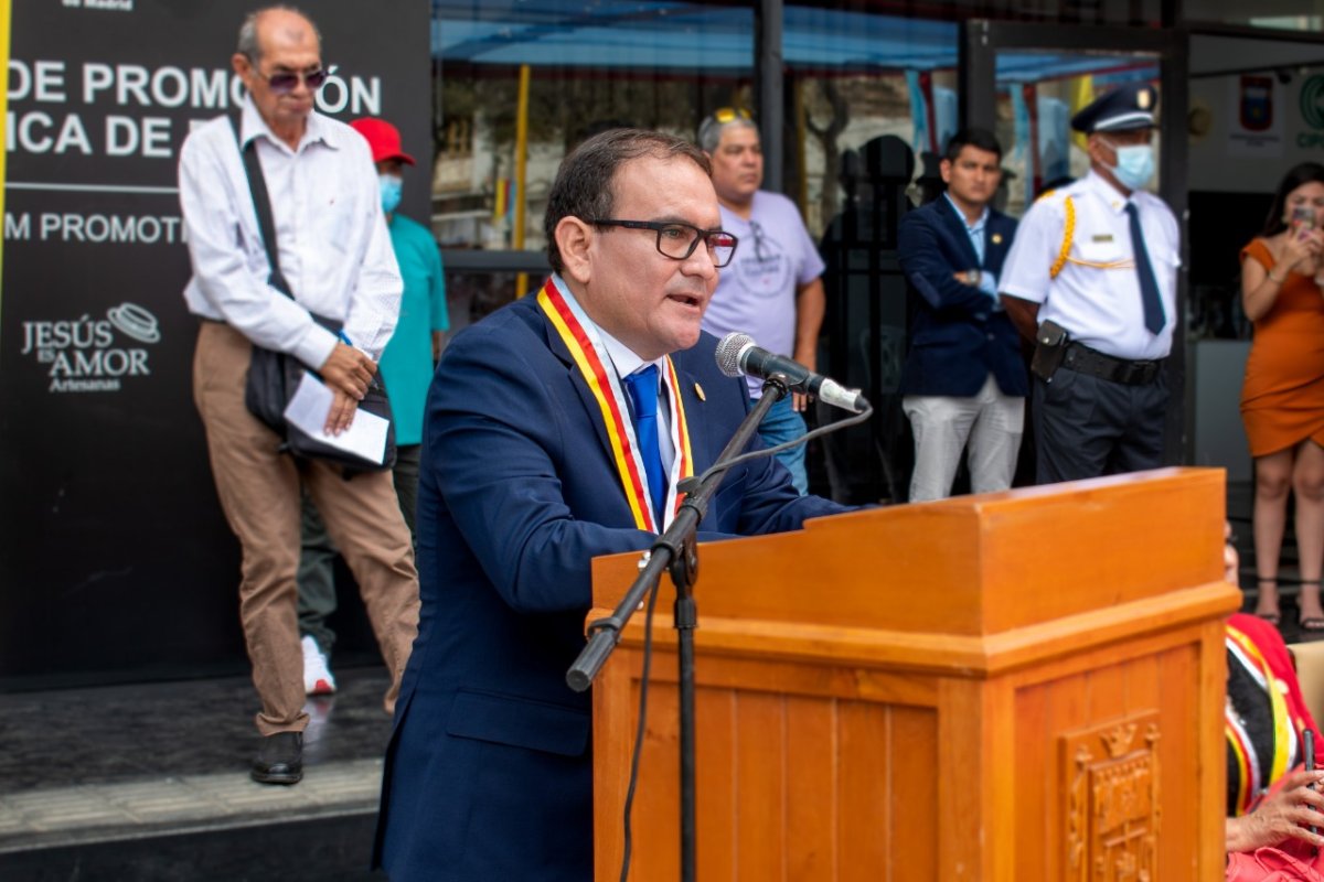 Gabriel Madrid brinda su primer discurso como alcalde de Piura.