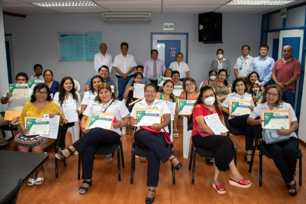 Entregaron resoluciones y certificados a docentes de la región Piura