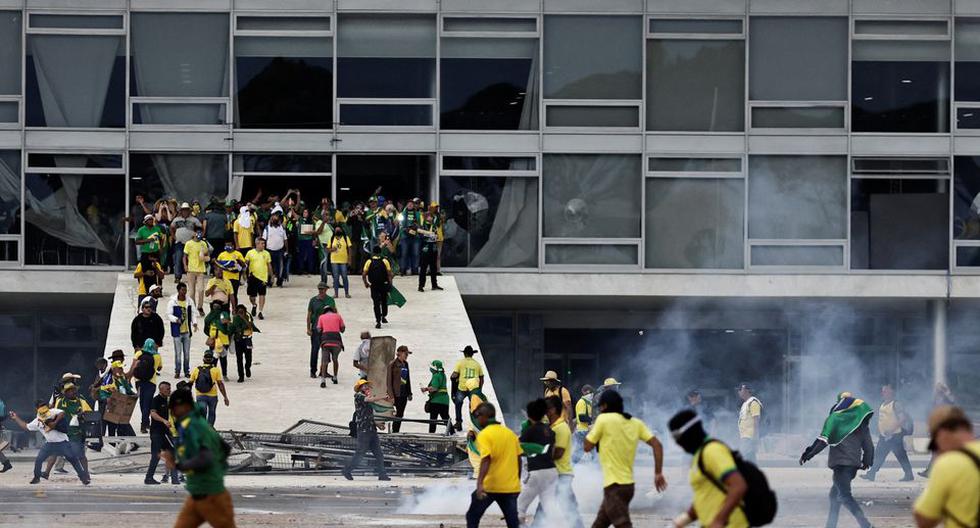 Miles de simpatizantes de Jair Bolsonaro irrumpieron en sede estatales, en Brasilia.