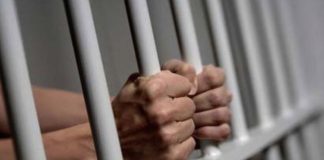 Condenan a 6 años de prisión a dos policías por solicitar coima de $100 a ecuatorianos.