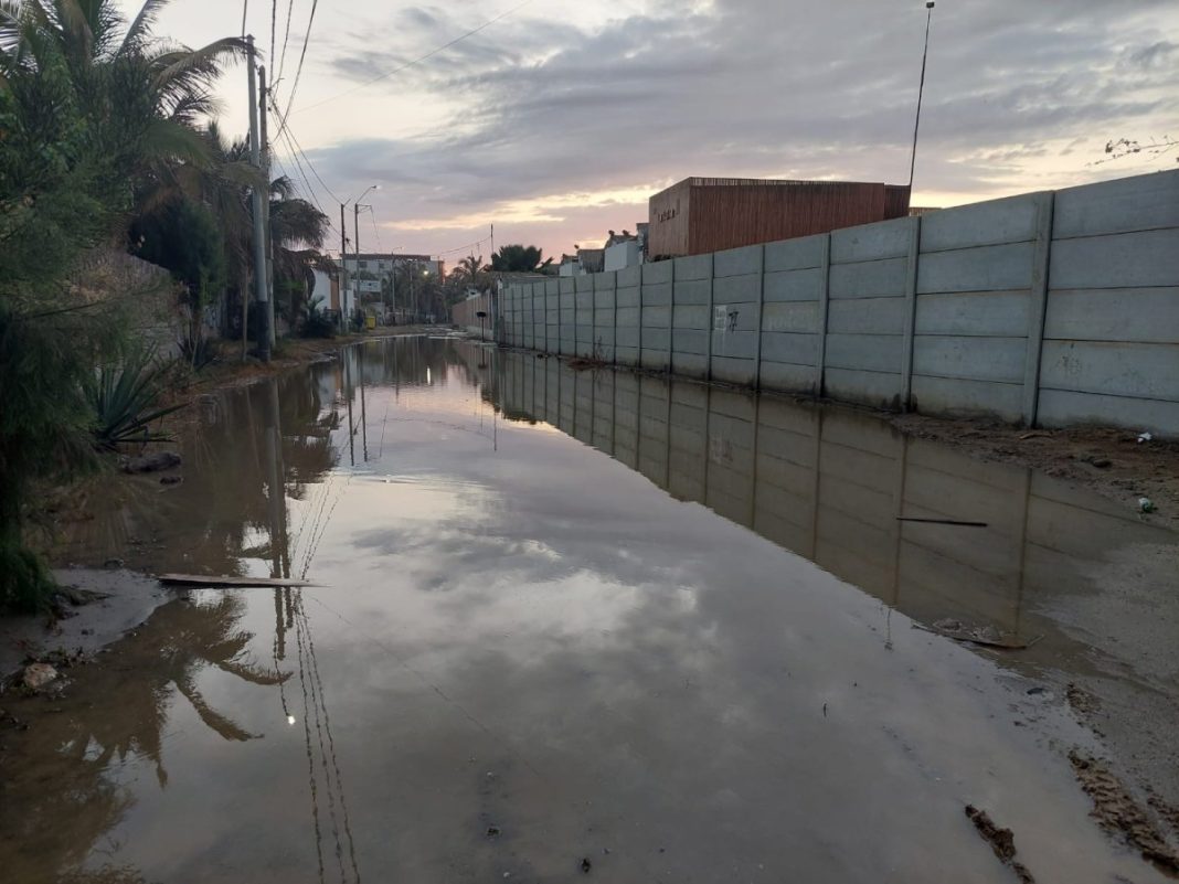 Máncora tras oleaje: calles inundadas, aguas servidas y poca atención de autoridades