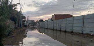 Máncora tras oleaje: calles inundadas, aguas servidas y poca atención de autoridades