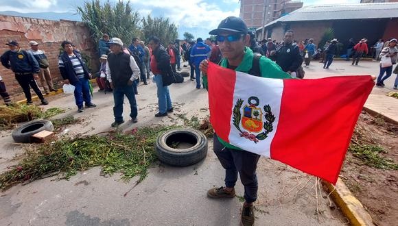 Miles de manifestantes bloquean pistas e intentan ingresar a aeropuerto, en Cusco.