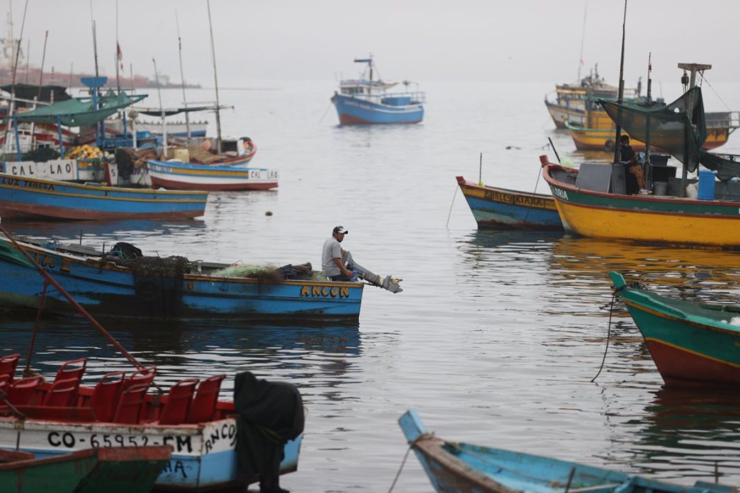 Fuerte oleaje viene afectado el trabajo de los pescadores artesanales, en la región Piura.