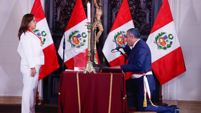 La presidenta Dina Boluarte juramentó al nuevo ministro del Interior, Gral. Vicente Romero Fernández.