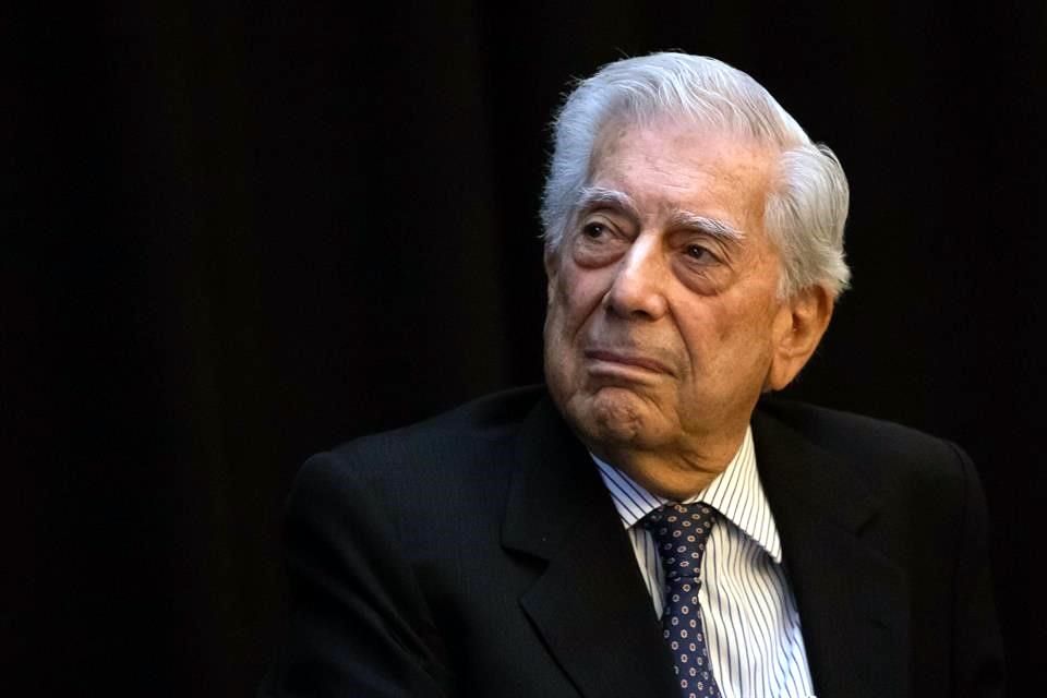 Vargas Llosa recibió la espada de Académico Francés