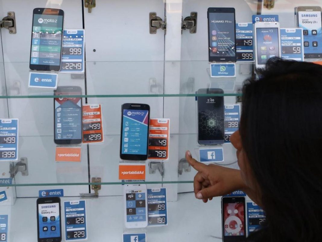 ¿Por qué los peruanos prefieren comprar celulares chinos?