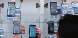 ¿Por qué los peruanos prefieren comprar celulares chinos?