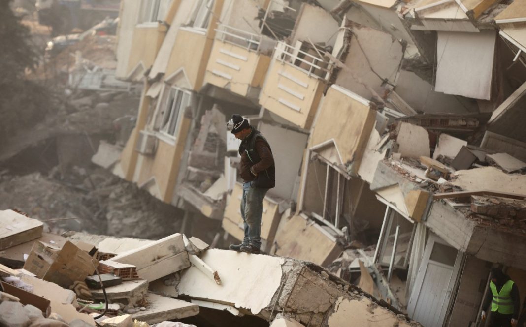 Más de 33 000 muertos se registran tras el terremoto en Turquía y Siria.