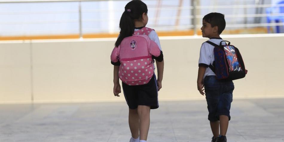 ¡Cuidado con el exceso de peso en la mochila de tu hijo!