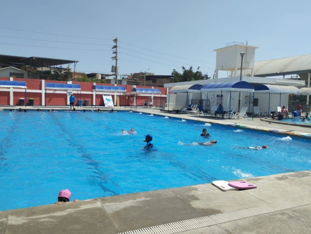 19 de 35 piscinas en piura son aptas para bañistas
