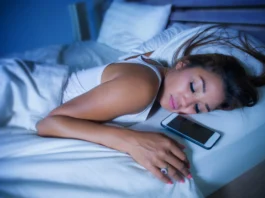 ¿Es malo dormir junto al celular? Por estas razones no deberías