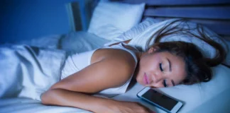 ¿Es malo dormir junto al celular? Por estas razones no deberías