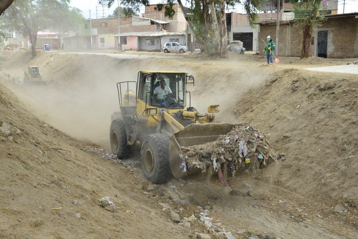 Municipalidad de Piura realiza limpieza de drenes.