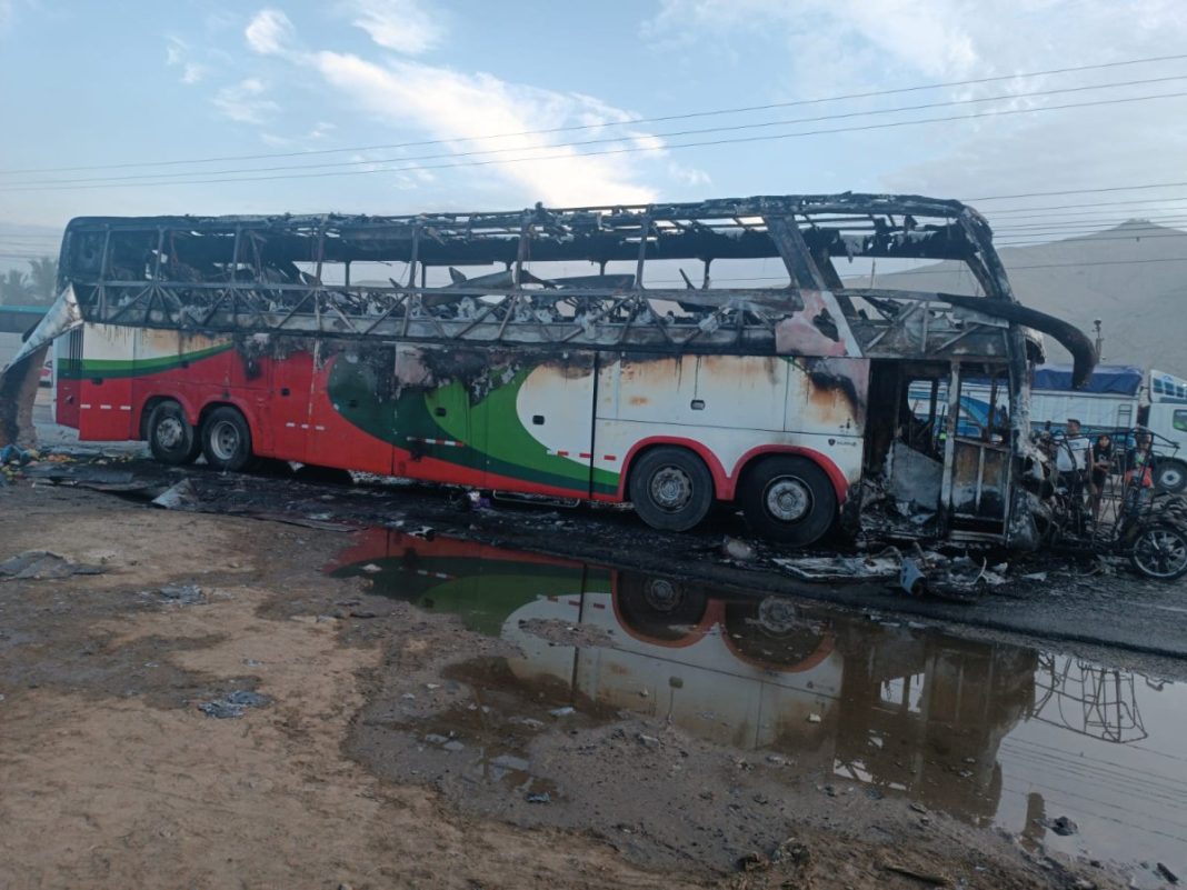Ómnibus que partió desde Tambogrande choca con mototaxi y se incendia en Casma.