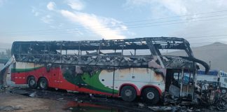 Ómnibus que partió desde Tambogrande choca con mototaxi y se incendia en Casma.