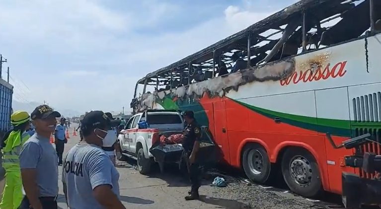 Más de 10 personas mueren interior de bus que chocó con mototaxi y se incendió.