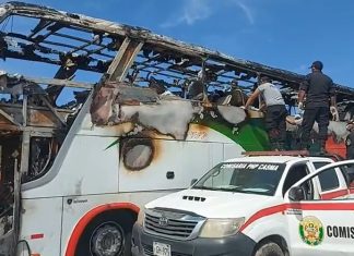 Más de 10 personas mueren en el interior de bus que chocó con mototaxi y se incendió.