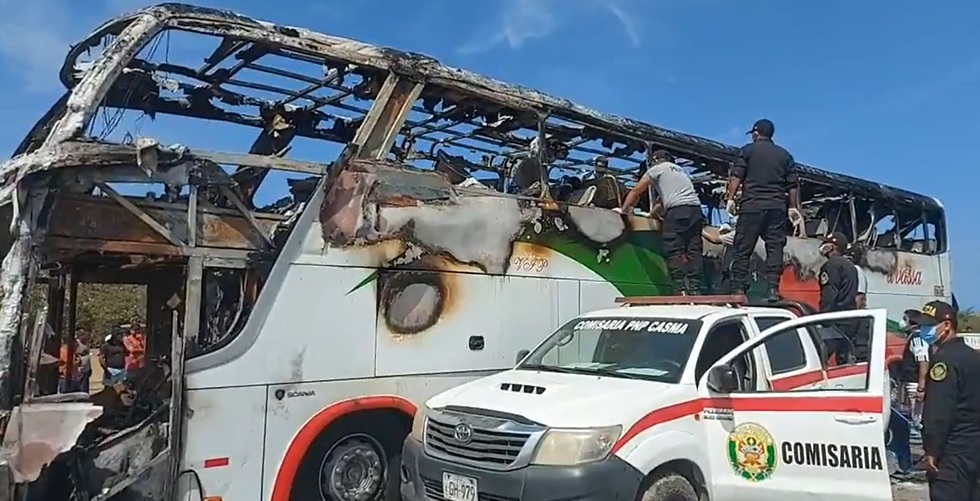 Más de 10 personas mueren en el interior de bus que chocó con mototaxi y se incendió.