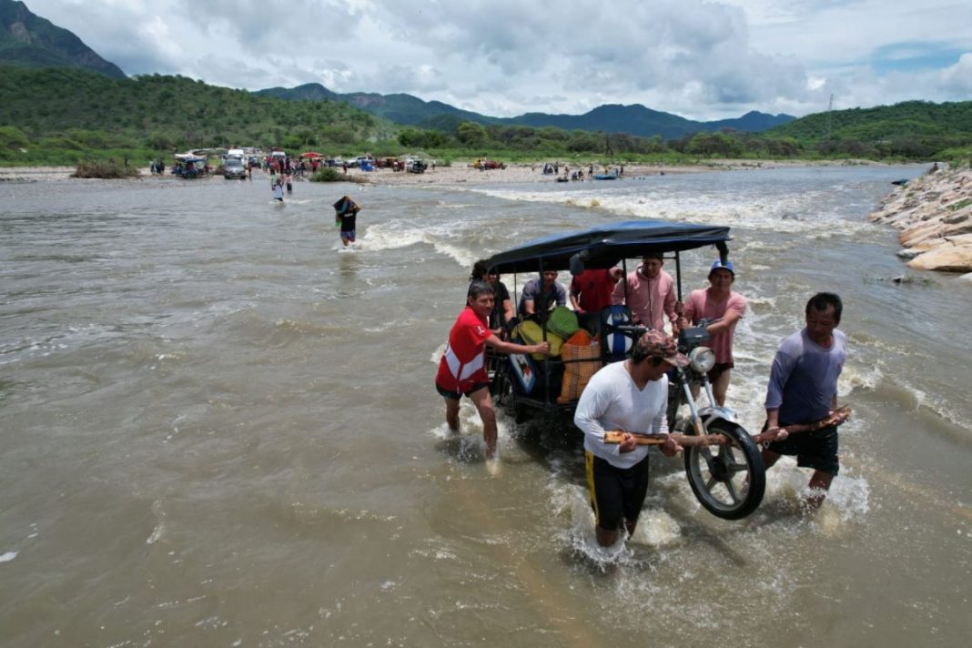 Chulucanas: pobladores arriesgan sus vidas al cruzar el río Yapatera.